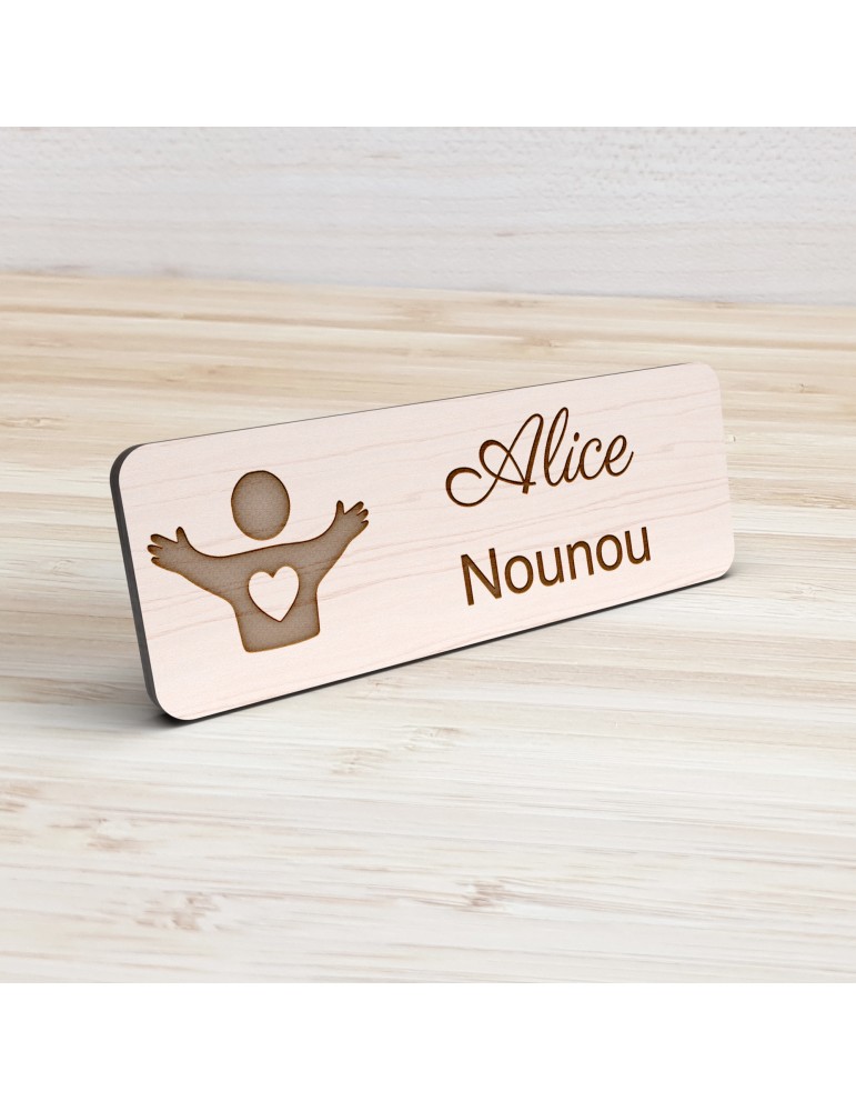 Badge personnalisé nounou, motif enfance et garde à domicile, vue de présentation
