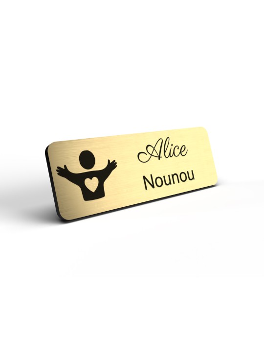 Badge personnalisé nounou, motif enfance et garde à domicile, détail de la finition or brossé