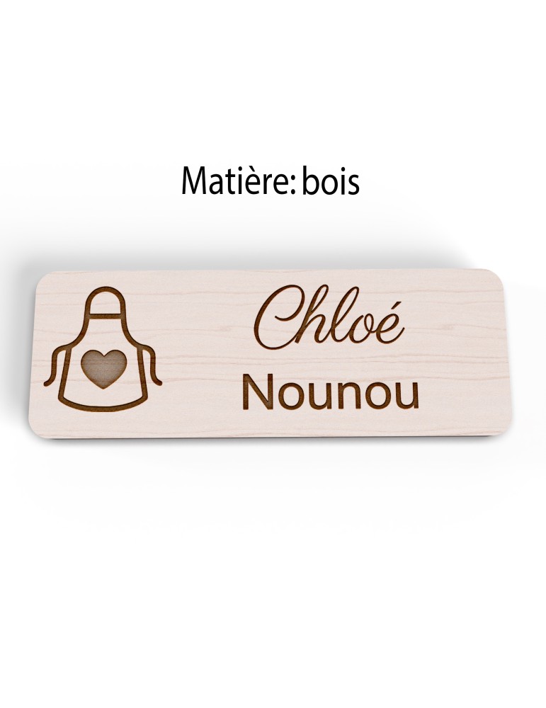 Badge personnalisé nounou, motif enfance et garde à domicile, version bois vue à plat
