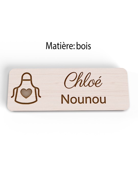 Badge personnalisé nounou, motif enfance et garde à domicile, version bois vue à plat