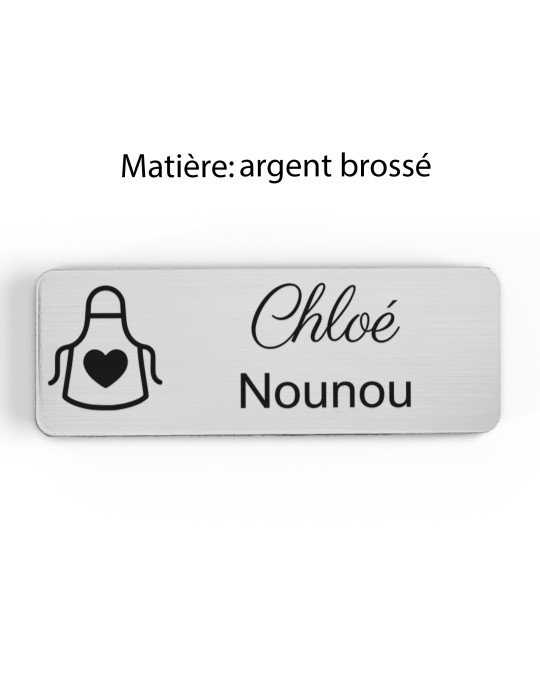 Badge personnalisé nounou, motif enfance et garde à domicile, finition argent brossé