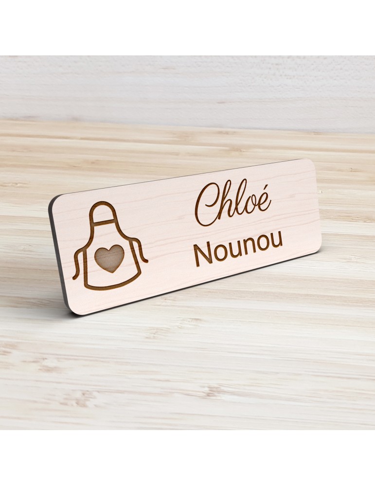 Badge personnalisé nounou, motif enfance et garde à domicile, vue de présentation