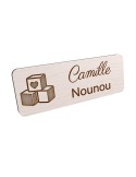 Badge personnalisé nounou, motif enfance et garde à domicile, vue en biais