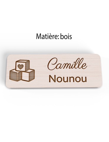 Badge personnalisé nounou, motif enfance et garde à domicile, vue en biais 2