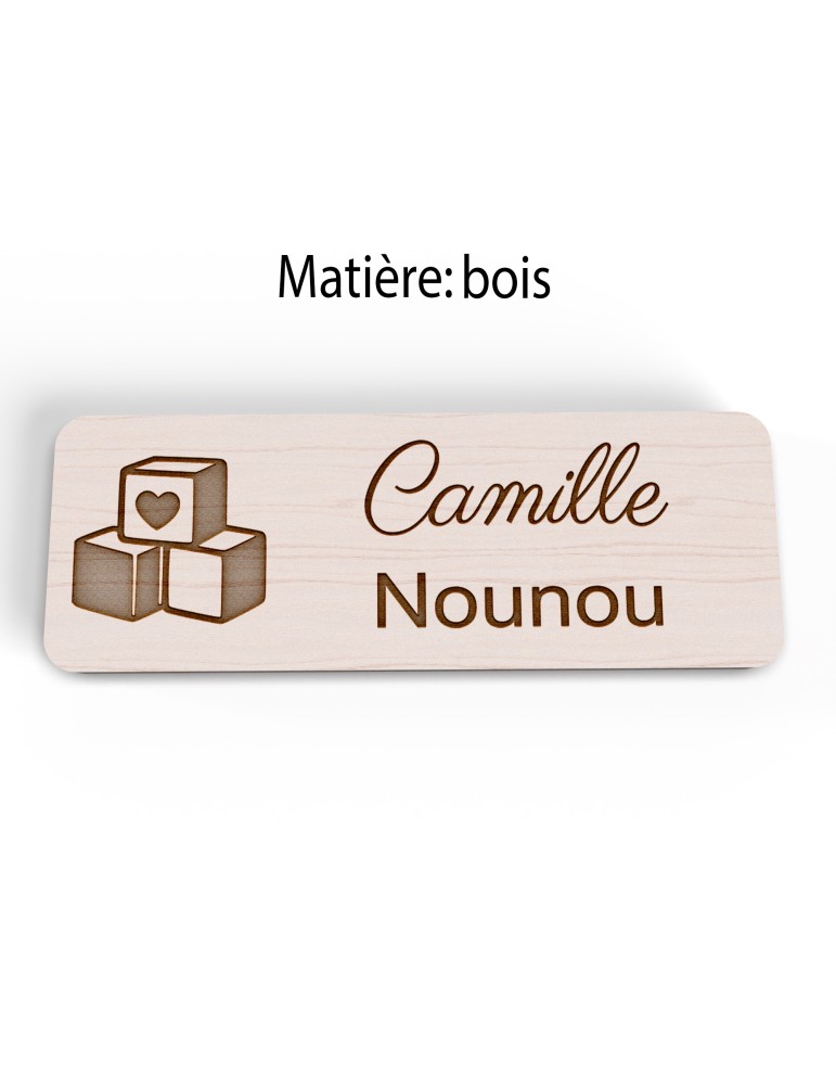 Badge personnalisé nounou, motif enfance et garde à domicile, version bois vue à plat