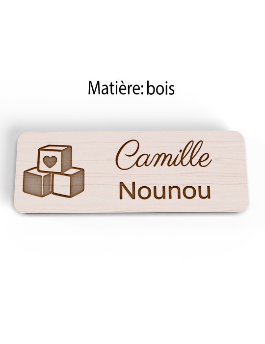 Badge personnalisé nounou, motif enfance et garde à domicile, version bois vue à plat