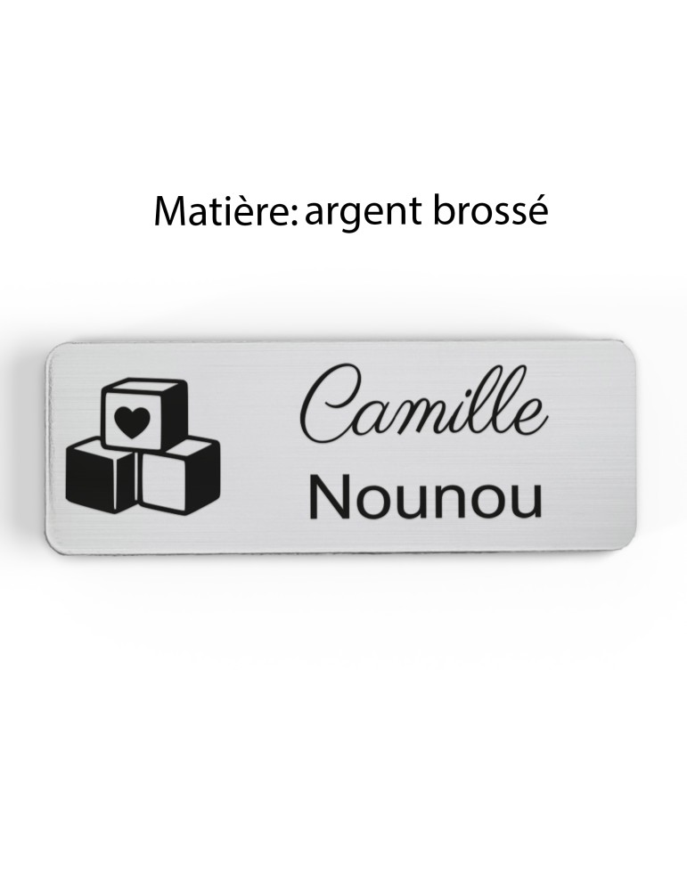 Badge personnalisé nounou, motif enfance et garde à domicile, finition argent brossé