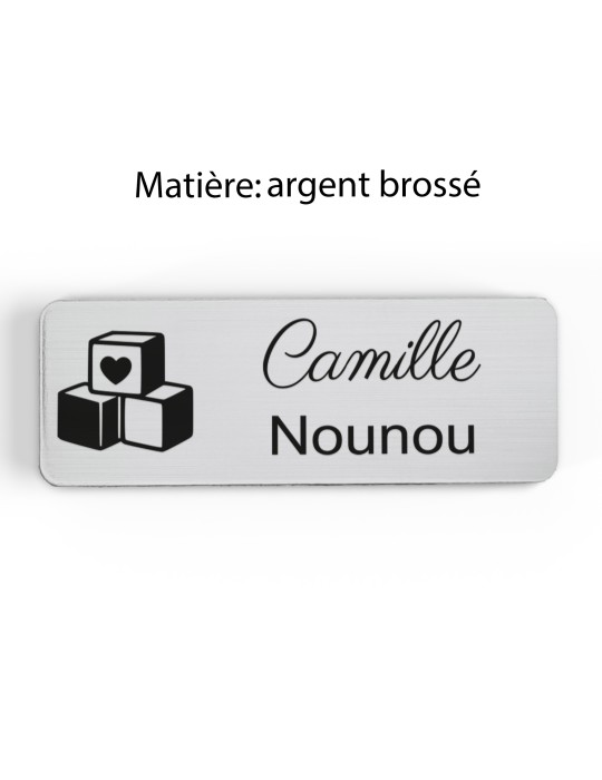 Badge personnalisé nounou, motif enfance et garde à domicile, finition argent brossé