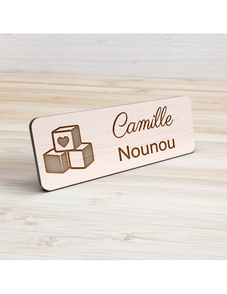 Badge personnalisé nounou, motif enfance et garde à domicile, vue de présentation