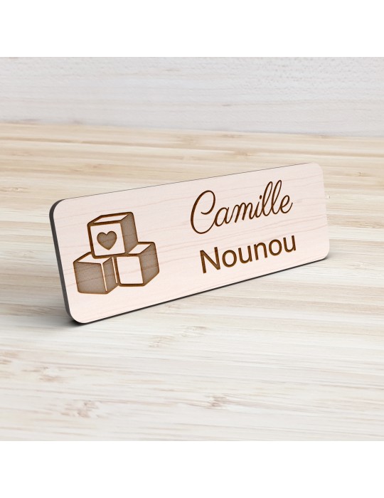 Badge personnalisé nounou, motif enfance et garde à domicile, vue de présentation