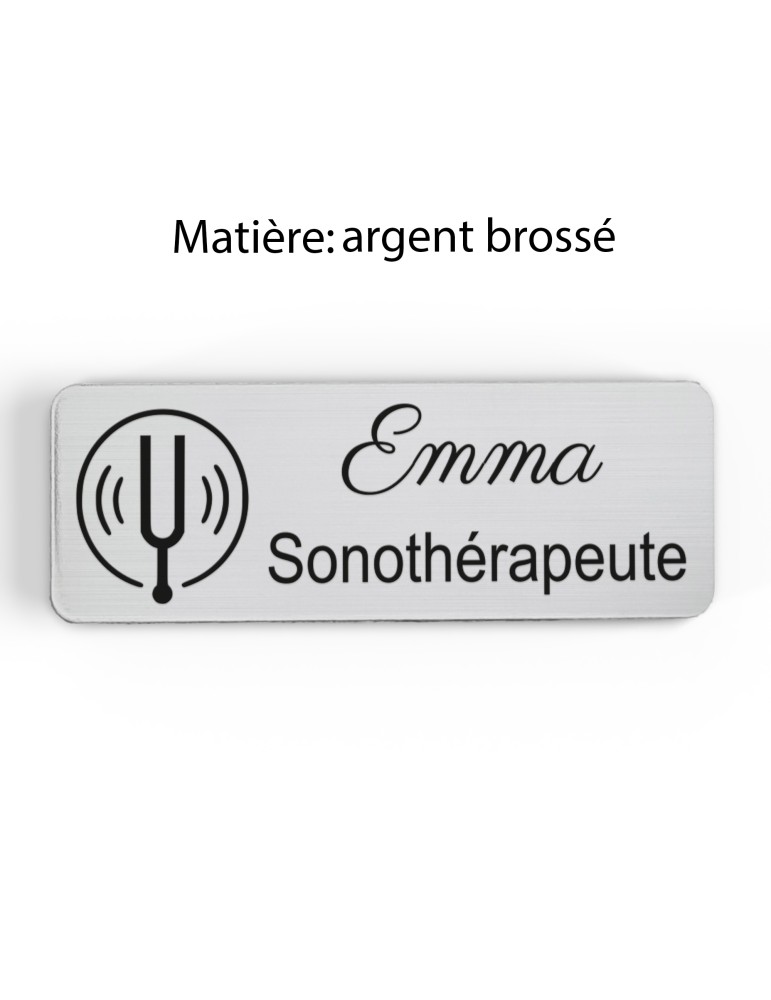 Badge personnalisé sonothérapeute, motif sonothérapie et vibrations sonores, finition argent brossé