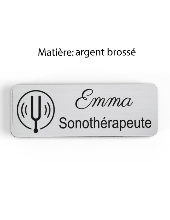 Badge personnalisé sonothérapeute, motif sonothérapie et vibrations sonores, finition argent brossé