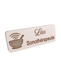 Badge personnalisé sonothérapeute, motif sonothérapie et vibrations sonores, vue en biais