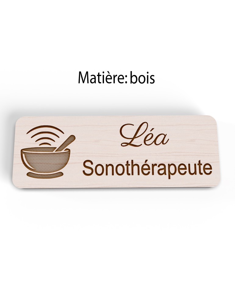 Badge personnalisé sonothérapeute, motif sonothérapie et vibrations sonores, version bois vue à plat