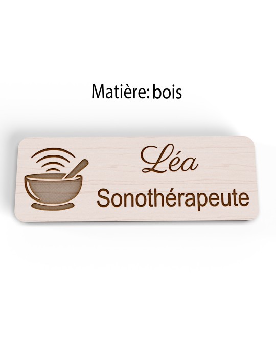 Badge personnalisé sonothérapeute, motif sonothérapie et vibrations sonores, version bois vue à plat