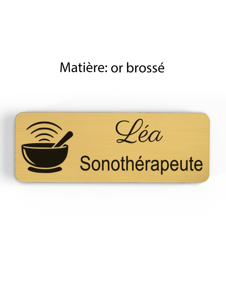 Badge personnalisé sonothérapeute, motif sonothérapie et vibrations sonores, finition or brossé