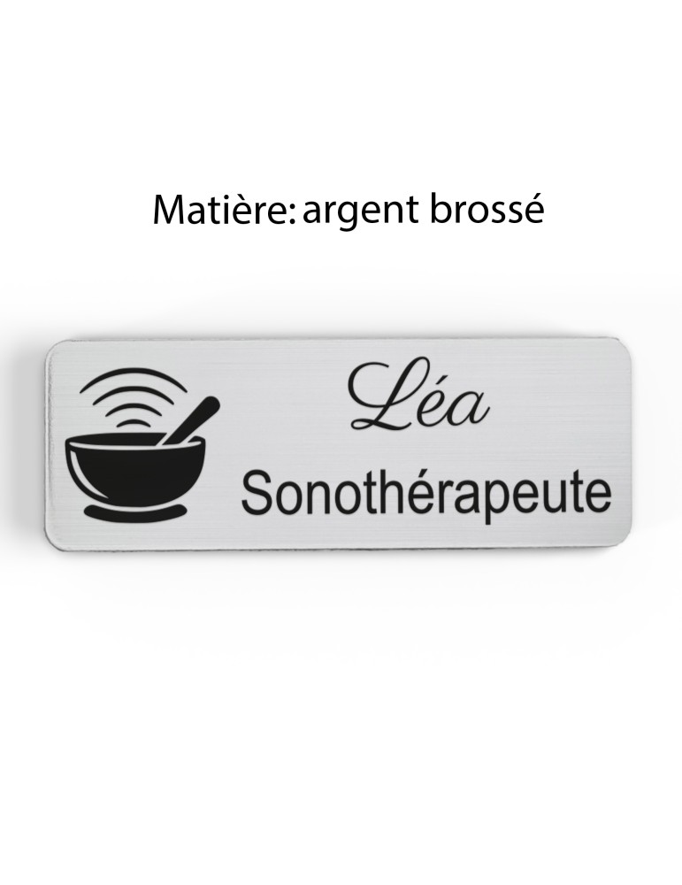 Badge personnalisé sonothérapeute, motif sonothérapie et vibrations sonores, finition argent brossé