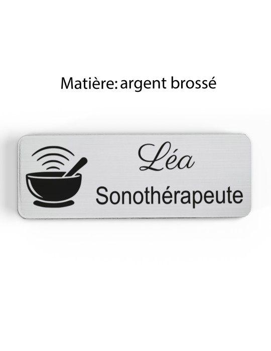 Badge personnalisé sonothérapeute, motif sonothérapie et vibrations sonores, finition argent brossé