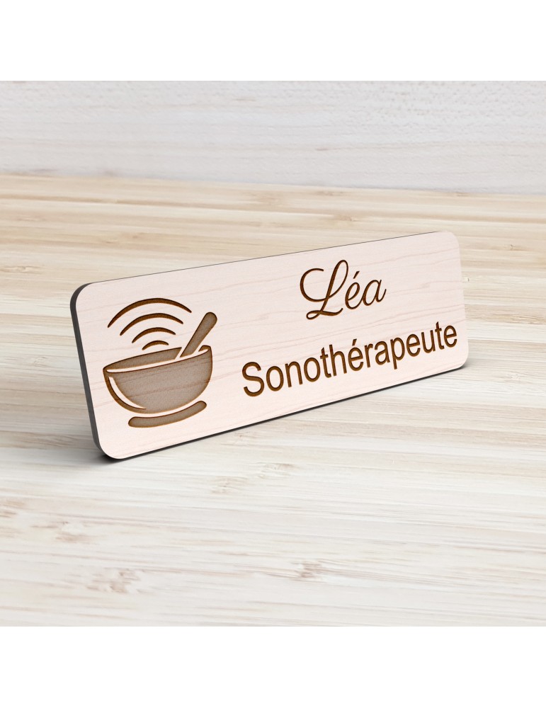 Badge personnalisé sonothérapeute, motif sonothérapie et vibrations sonores, vue de présentation