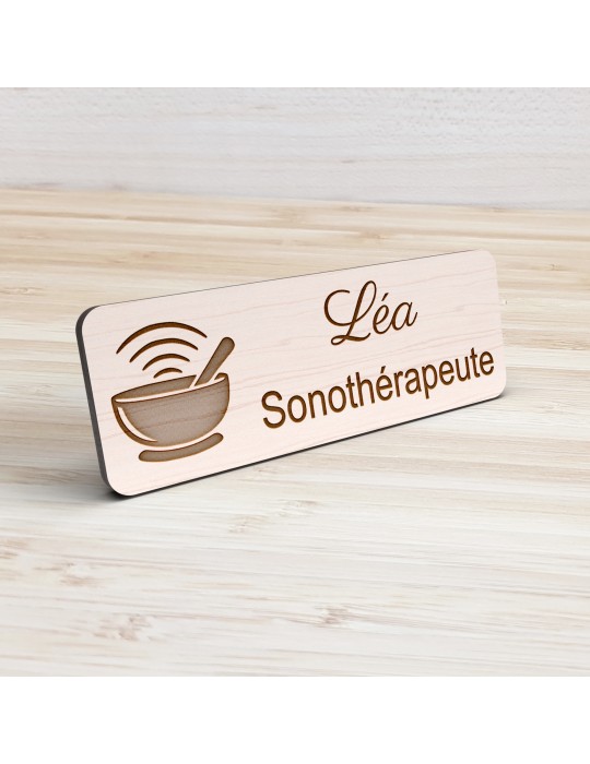 Badge personnalisé sonothérapeute, motif sonothérapie et vibrations sonores, vue de présentation