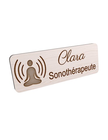 Badge personnalisé sonothérapeute, motif sonothérapie et vibrations sonores, vue en biais
