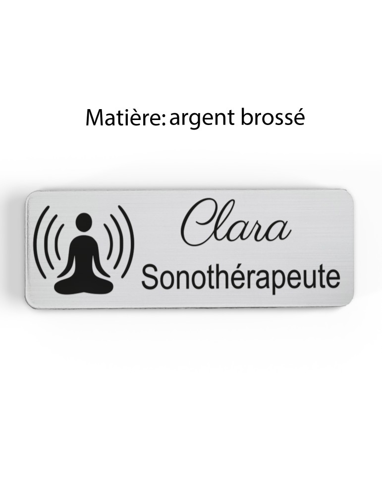 Badge personnalisé sonothérapeute, motif sonothérapie et vibrations sonores, finition argent brossé