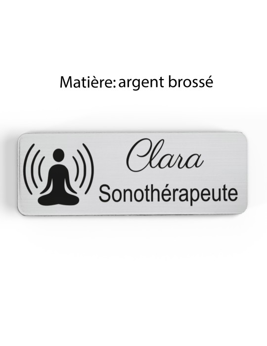 Badge personnalisé sonothérapeute, motif sonothérapie et vibrations sonores, finition argent brossé