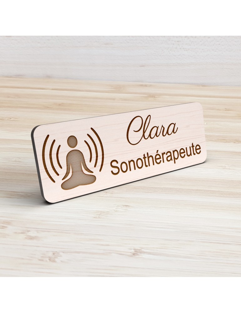 Badge personnalisé sonothérapeute, motif sonothérapie et vibrations sonores, vue de présentation
