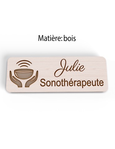 Badge personnalisé sonothérapeute, motif sonothérapie et vibrations sonores, vue en biais 2