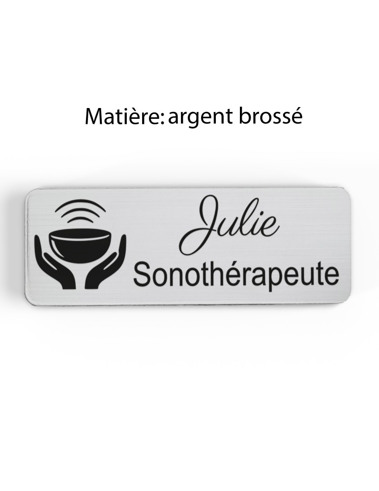 Badge personnalisé sonothérapeute, motif sonothérapie et vibrations sonores, finition argent brossé