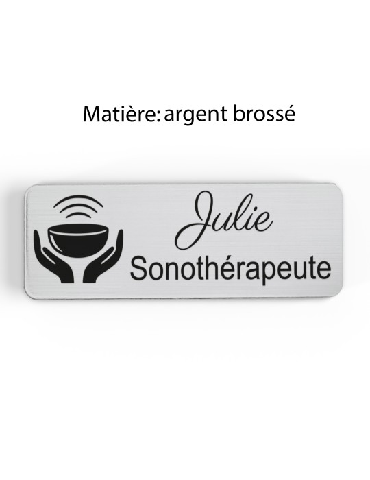 Badge personnalisé sonothérapeute, motif sonothérapie et vibrations sonores, finition argent brossé