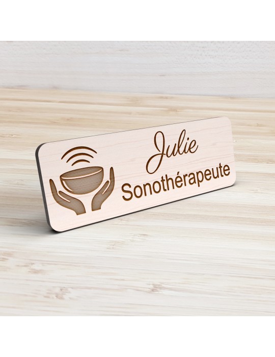 Badge personnalisé sonothérapeute, motif sonothérapie et vibrations sonores, vue de présentation