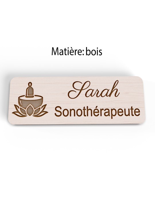 Badge personnalisé sonothérapeute, motif sonothérapie et vibrations sonores, version bois vue à plat