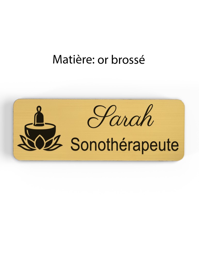 Badge personnalisé sonothérapeute, motif sonothérapie et vibrations sonores, finition or brossé