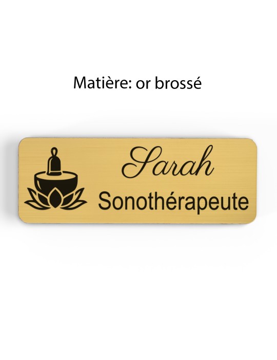 Badge personnalisé sonothérapeute, motif sonothérapie et vibrations sonores, finition or brossé
