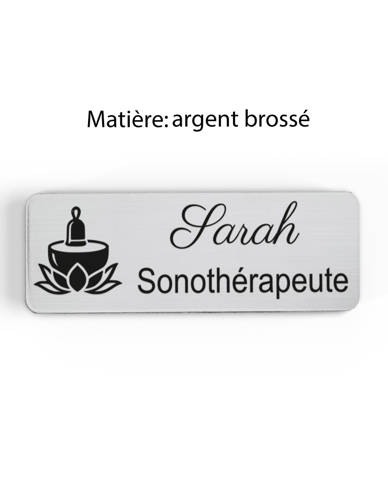 Badge personnalisé sonothérapeute, motif sonothérapie et vibrations sonores, finition argent brossé