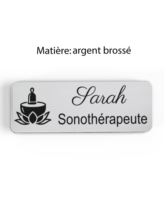 Badge personnalisé sonothérapeute, motif sonothérapie et vibrations sonores, finition argent brossé