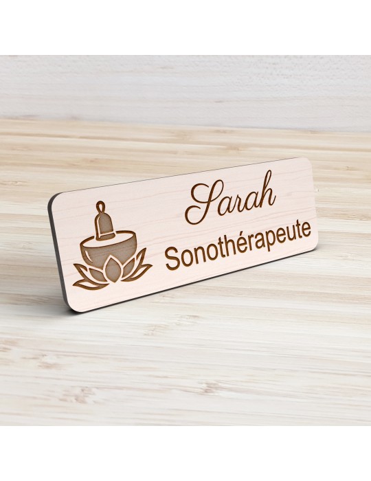 Badge personnalisé sonothérapeute, motif sonothérapie et vibrations sonores, vue de présentation