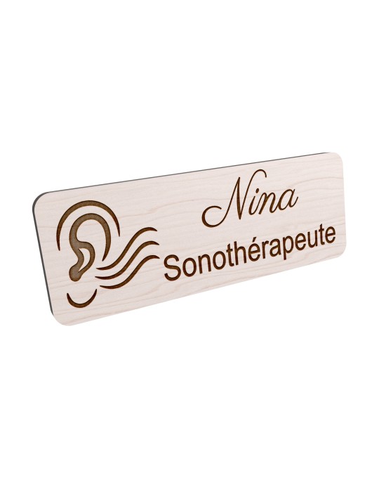 Badge personnalisé sonothérapeute, motif sonothérapie et vibrations sonores, vue en biais