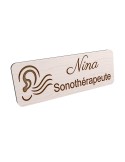Badge personnalisé sonothérapeute, motif sonothérapie et vibrations sonores, vue en biais
