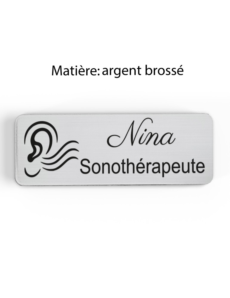 Badge personnalisé sonothérapeute, motif sonothérapie et vibrations sonores, finition argent brossé