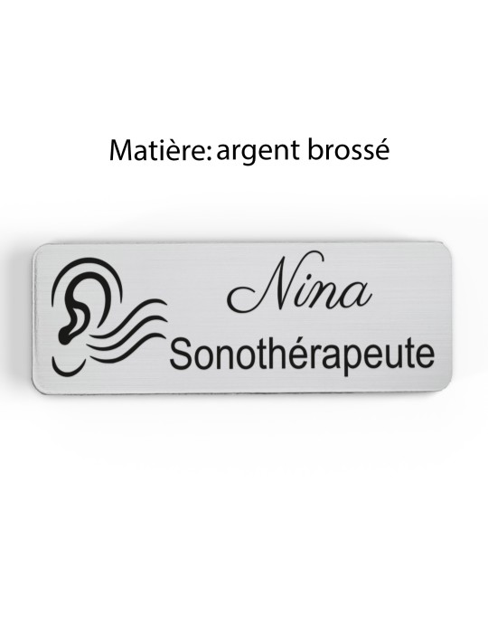 Badge personnalisé sonothérapeute, motif sonothérapie et vibrations sonores, finition argent brossé