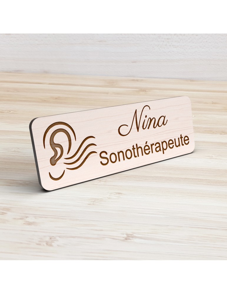 Badge personnalisé sonothérapeute, motif sonothérapie et vibrations sonores, vue de présentation