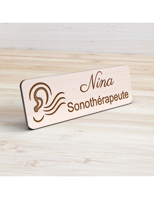 Badge personnalisé sonothérapeute, motif sonothérapie et vibrations sonores, vue de présentation