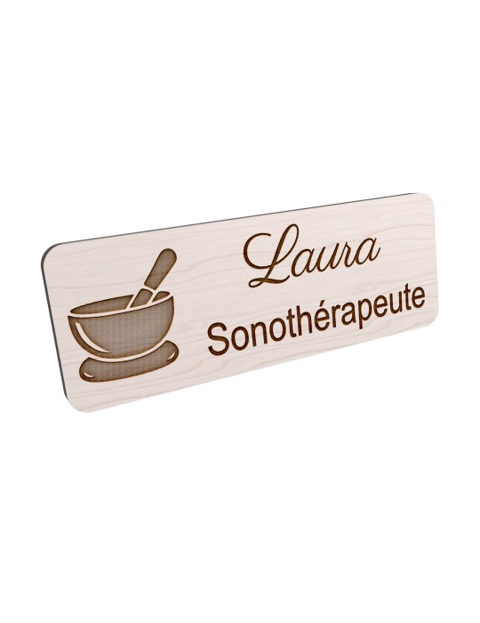 Badge personnalisé sonothérapeute, motif sonothérapie et vibrations sonores, vue en biais