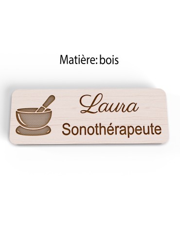 Badge personnalisé sonothérapeute, motif sonothérapie et vibrations sonores, vue en biais 2