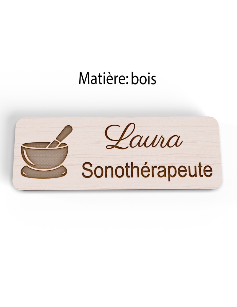 Badge personnalisé sonothérapeute, motif sonothérapie et vibrations sonores, version bois vue à plat