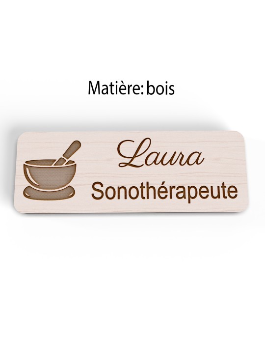 Badge personnalisé sonothérapeute, motif sonothérapie et vibrations sonores, version bois vue à plat