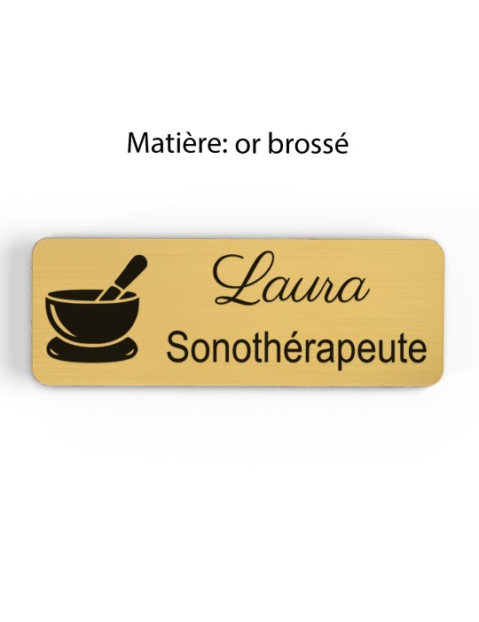 Badge personnalisé sonothérapeute, motif sonothérapie et vibrations sonores, finition or brossé