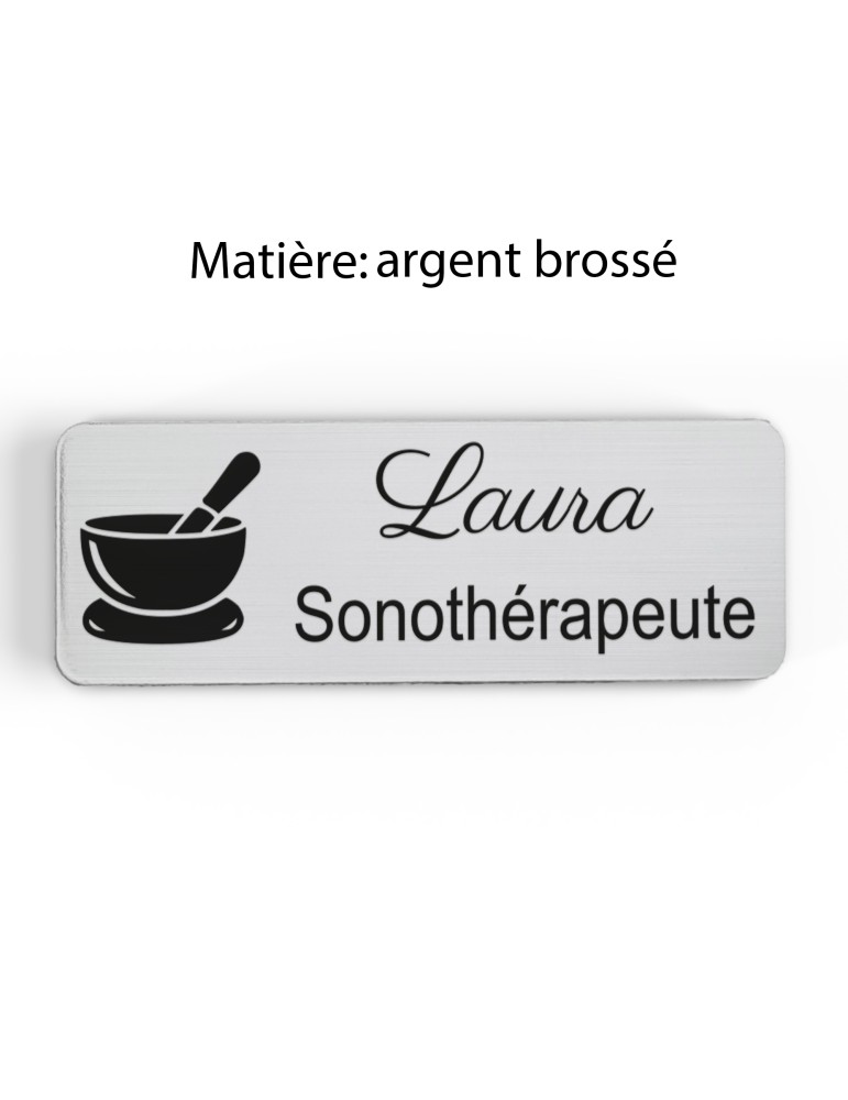 Badge personnalisé sonothérapeute, motif sonothérapie et vibrations sonores, finition argent brossé